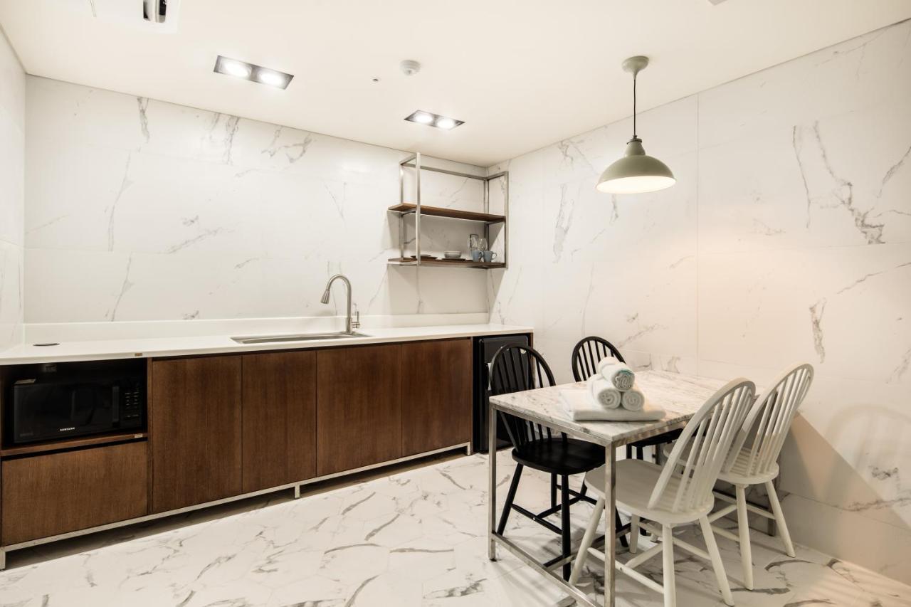 Snob Boutique Stay Сеогвипо Екстериор снимка